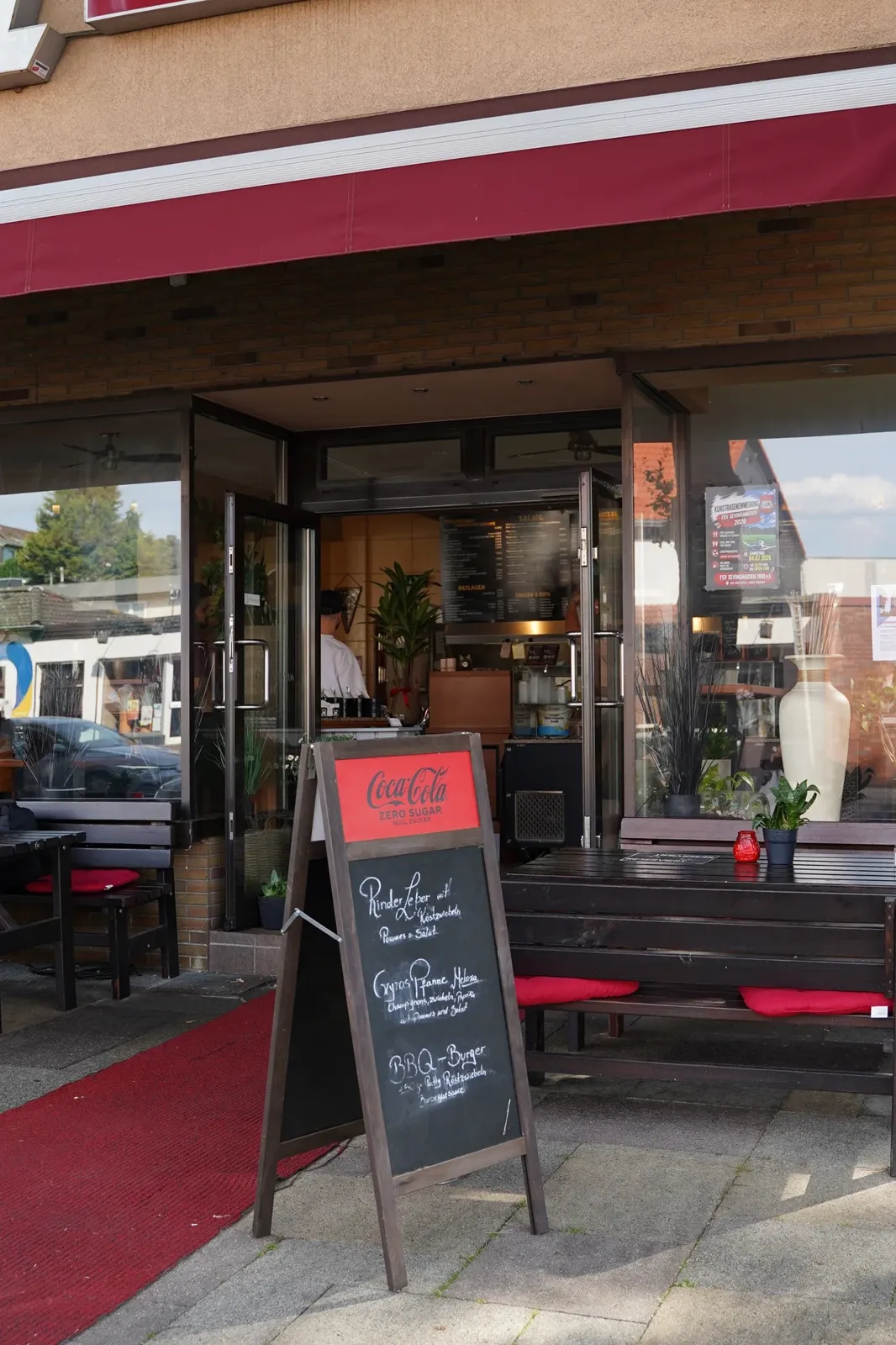 Eingang und Terrasse von Niko's Grill